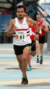 Aaron Scott takes Lincoln Wellington AC in to lead on the 2nd leg of the senior mens 6 stage relay, Northern Senior 6 and 4 and Junior Stage Road Relays, SportsCity, Manchester. Photo: David T. Hewitson/Sports for All Pics